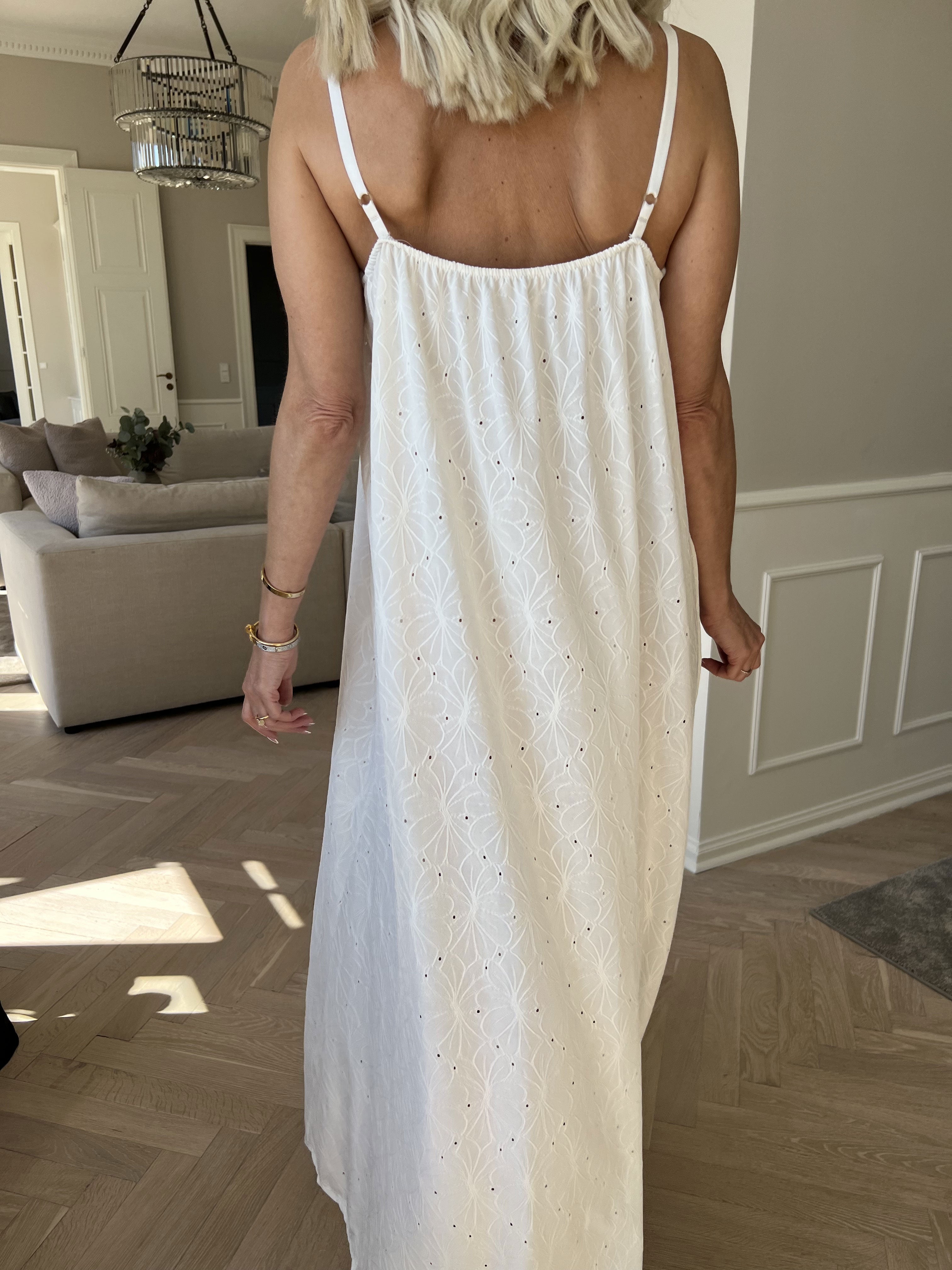 Emilie - Stropkjole i blødt stof med broderie anglaise